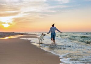 kobieta z psem na plaży